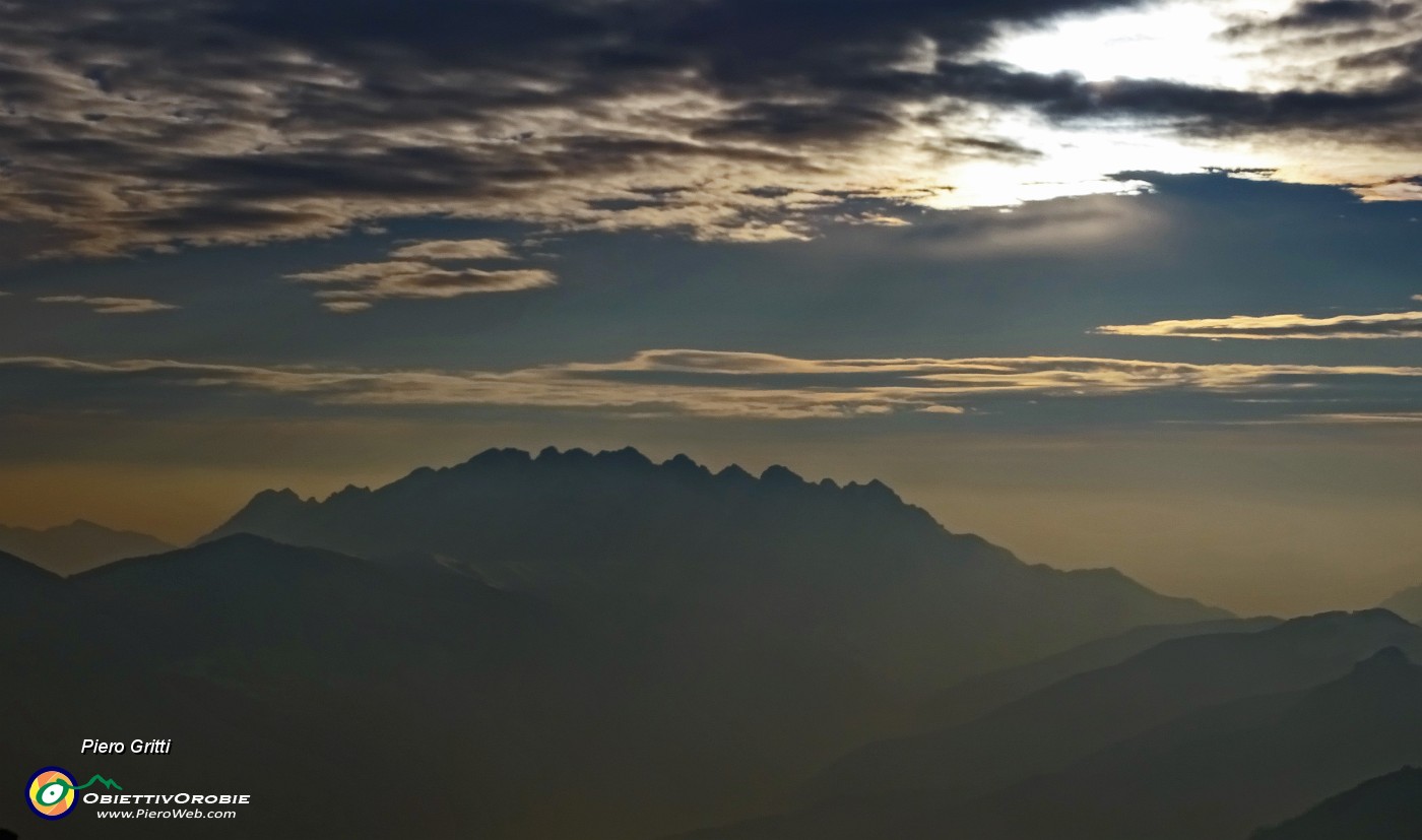 70 Vista verso il tramonto in Resegone.JPG -                                